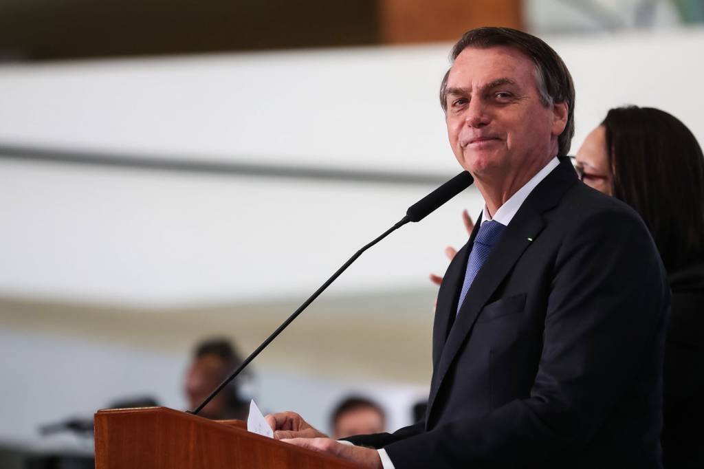 Apoiadores cantam "parabéns" a Bolsonaro após um ano da facada