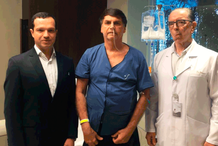 Bolsonaro: meesmo sem estar hospitalizado, o presidente recebeu orientação médica para se manter afastado do cargo (Twitter/Reprodução)