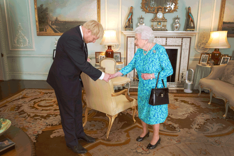 Boris Johnson e Rainha Elizabeth II: no trono desde 1952, Elizabeth II "se viu arrastada para o debate político mais divisor do país" (WPA Pool/Getty Images)
