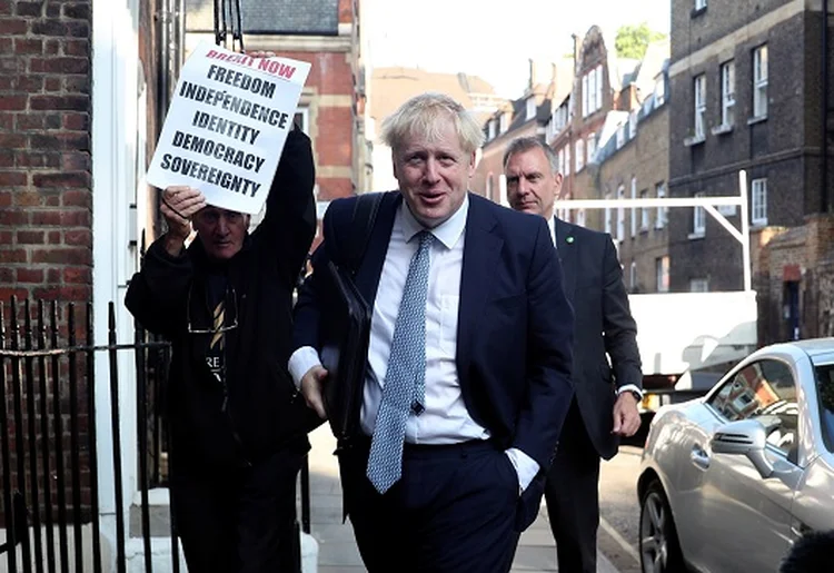 BORIS JOHNSON: o primeiro-ministro britânico foi engolido pelo centro  / REUTERS/Hannah McKay