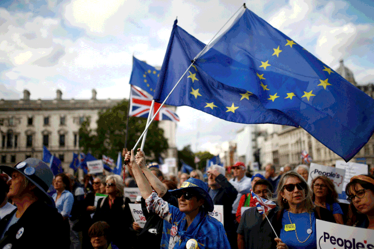 Brexit: manifestantes contra saída da UE protestam do lado de fora do Parlamento britânico  (Henry Nicholls/Reuters)