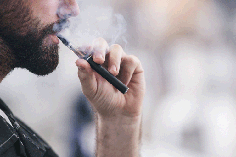 Cigarros eletrônicos: nas últimas três semanas, o governo da Índia e o estado americano de Massachusetts proibiram a venda dos cigarros eletrônicos (Danchooalex/Getty Images)