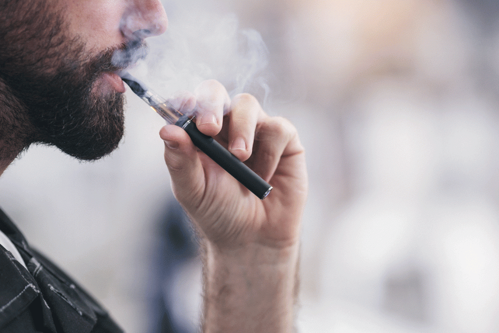 Cigarros eletrônicos, ou "vapes": a Juul se tornou a marca mais associada ao segmento nos EUA (Danchooalex/Getty Images)