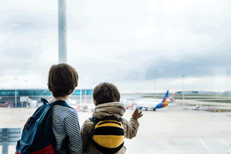 Crianças: autorização de pais para crianças viajarem sozinhas poderá ser apenas reconhecida no cartório (Bonfanti Diego/Getty Images)