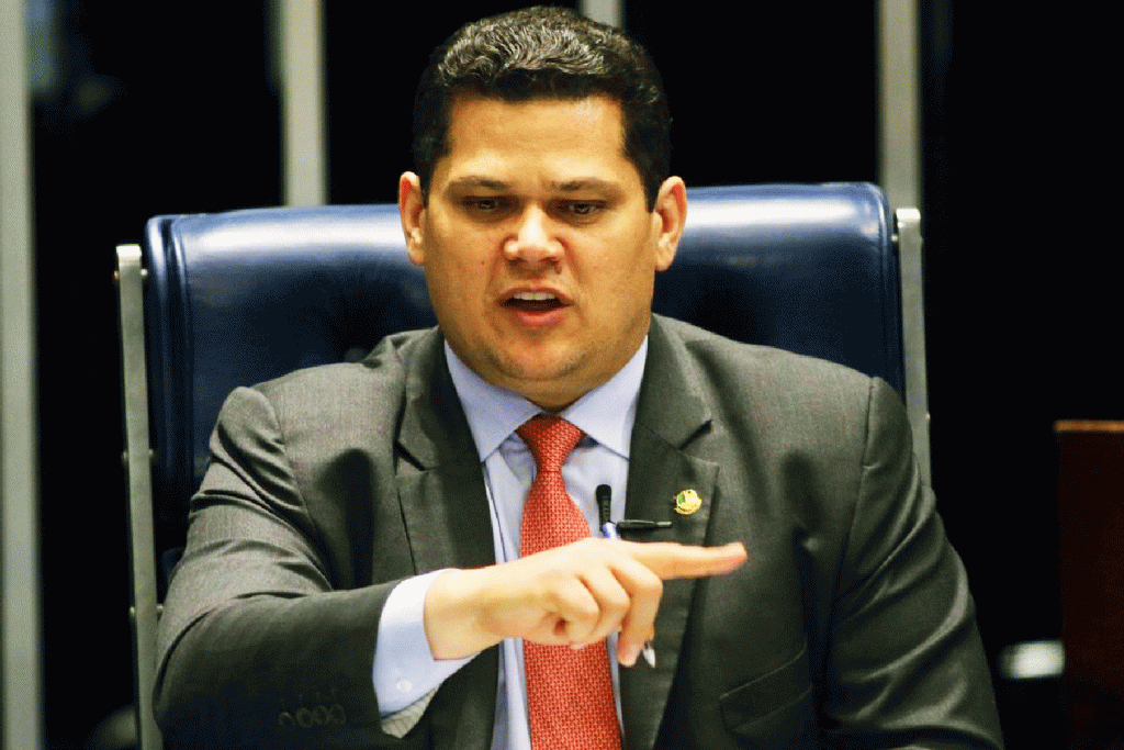 Alcolumbre diz a Bolsonaro que não irá mais tolerar ataques ao Congresso
