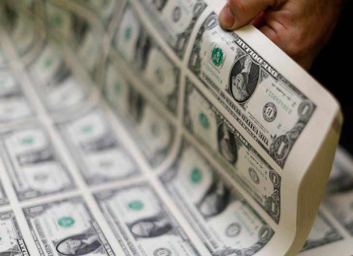 Dólar sobe e fecha na máxima em 6 semanas