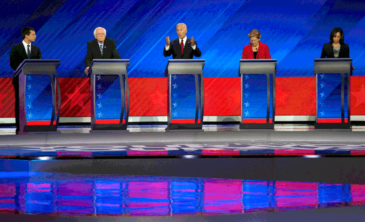 Pré-candidatos democratas durante debate; eleições americanas 2020 (Mike Blake/Reuters)