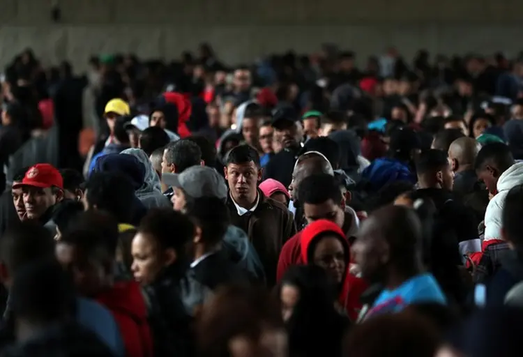 Fila de desempregados em São Paulo: baixa qualidade das vagas criadas é um dos principais desafios do país (Paulo Whitaker/Reuters)