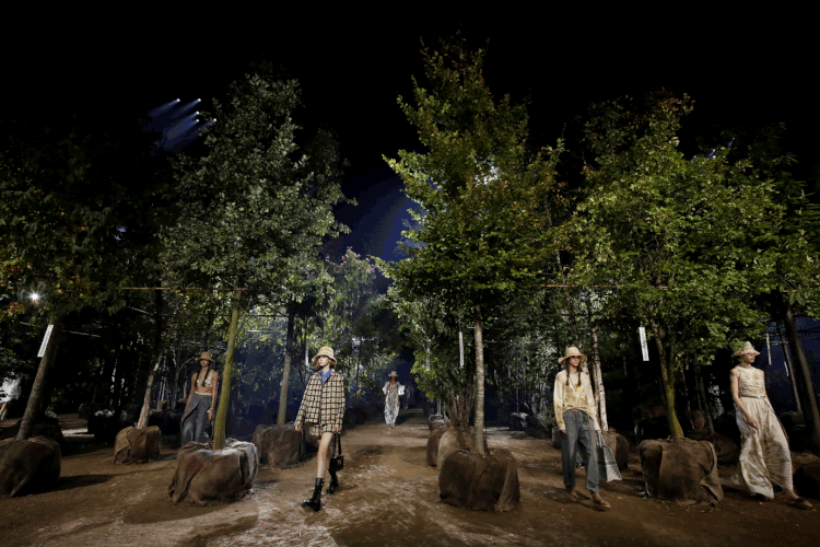 Dior: marca fez simbiose com natureza em desfile em Paris (Benoit Tessier/Reuters)