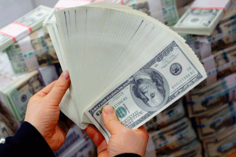 Câmbio: dólar tinha alta contra o real nesta segunda-feira (Chung Sung-Jun / Equipa/Getty Images)
