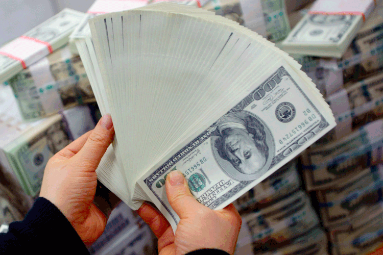 Dólar: moeda teve alta moderada em setembro, mas em agosto registrou uma disparada de mais de 8% (Chung Sung-Jun / Equipa/Getty Images)