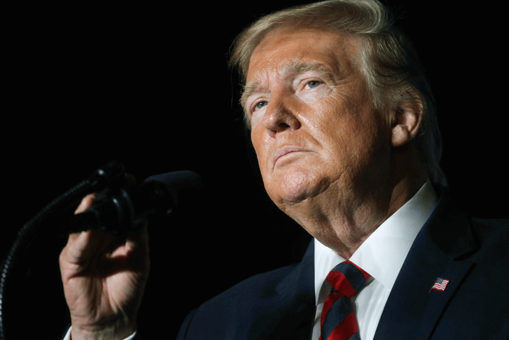 Trump quer identidade de delator que deflagrou processo de impeachment