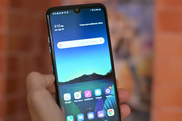 LG K12 Max: tela do smartphone tem 6,2 polegadas e resolução HD 720p) (Lucas Agrela/Site Exame)