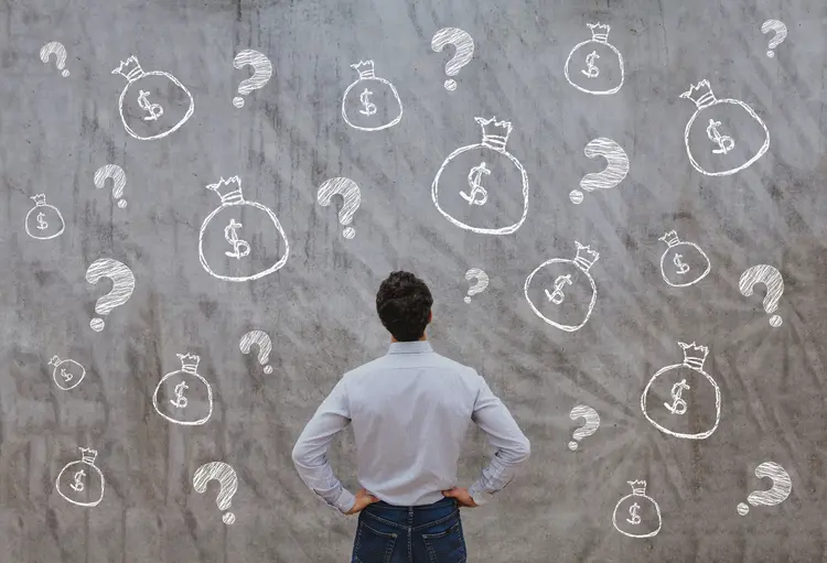 Homem com dúvida financeira: menor custo não é o único fator que decide a escolha (Getty Images/Getty Images)