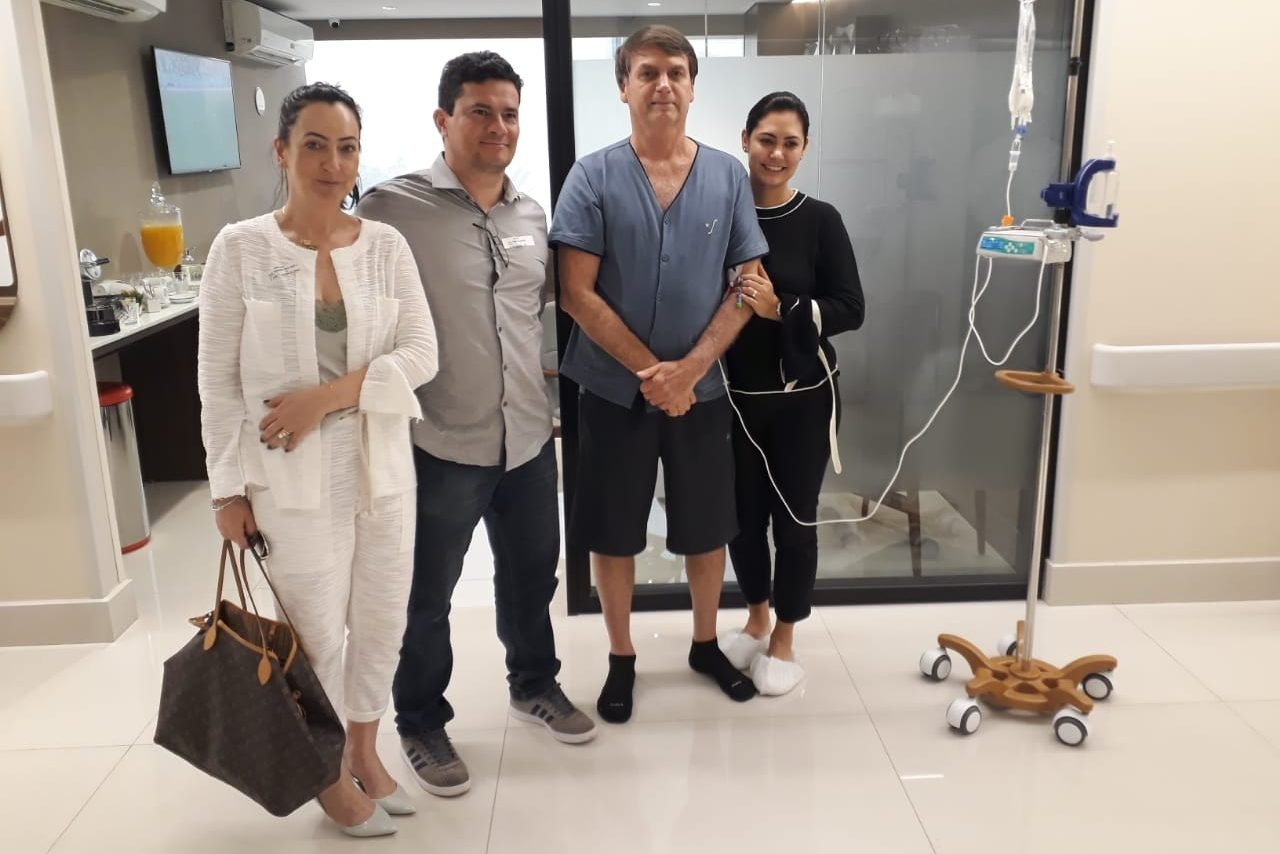 Sergio Moro visita Bolsonaro em hospital: "o homem é forte"