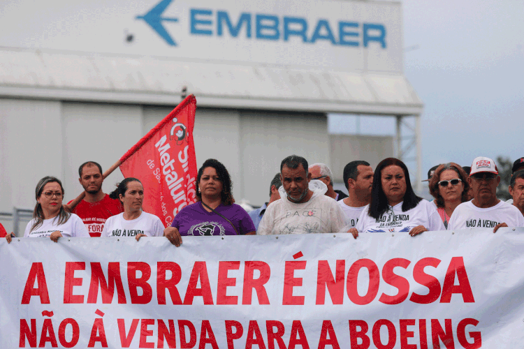 Embraer: funcionários de fábrica em São Paulo protestam contra venda à Boeing (Roosevelt Cassio/Reuters)