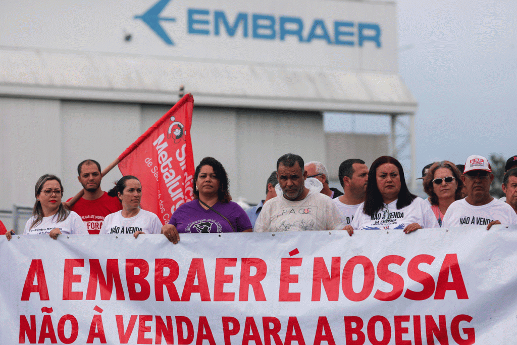 Embraer: funcionários de fábrica em São Paulo protestam contra venda à Boeing (Roosevelt Cassio/Reuters)