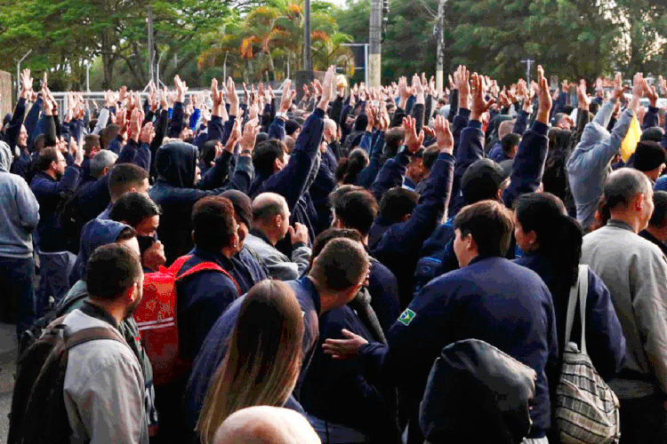 Funcionários: trabalhadores reivindicam 6,37% de reajuste salarial, enquanto a empresa propõe apenas pela inflação, de 3,28% (Sindicato dos Metalúrgicos/Divulgação)