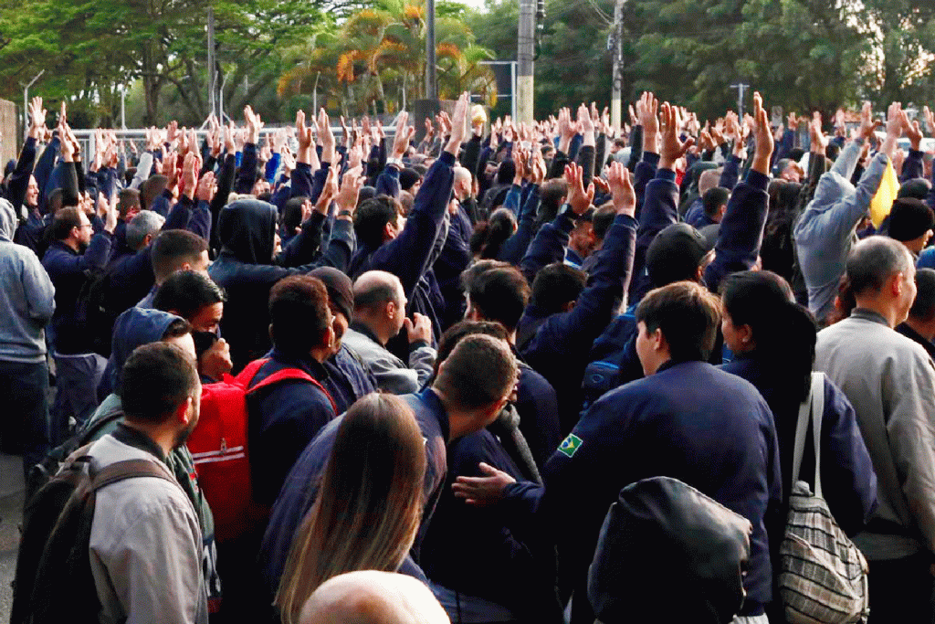 Trabalhadores da Embraer suspendem greve e alegam intimidação da PM