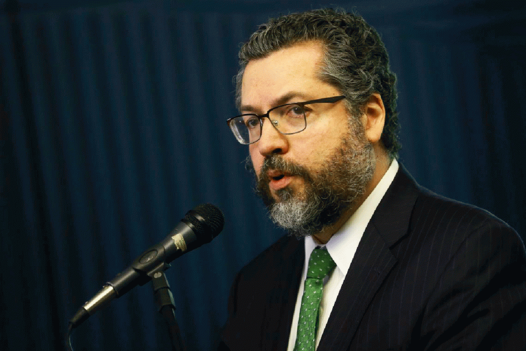 Ministro chama de "falsa" crise da Amazônia, mas diz que notícia "colou"