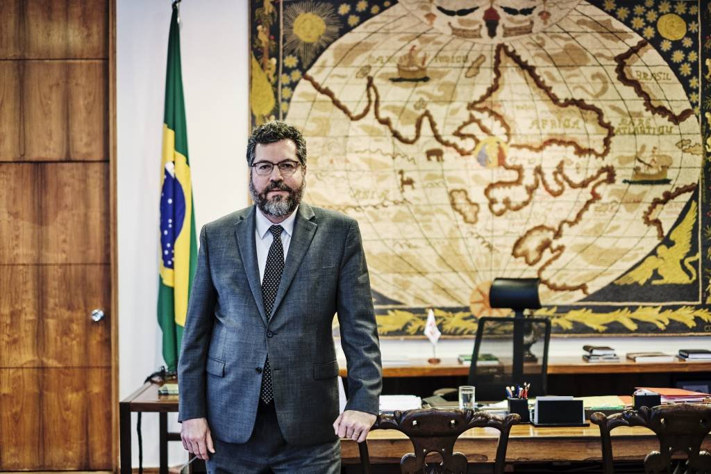 Congresso avalia Ernesto Araújo como o pior ministro de Bolsonaro, diz pesquisa