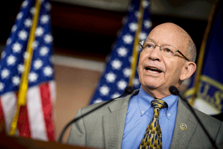 Peter DeFazio: deputado americano apresentou projeto de lei para proibir a importação de produtos brasileiros (Sarah Silbiger/Getty Images)