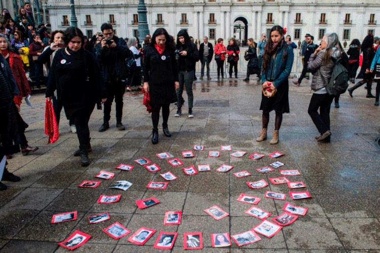 Ativistas de organizações de defesa dos direitos humanos: exibem retratos de desaparecidos durante a ditadura (Foto/AFP)