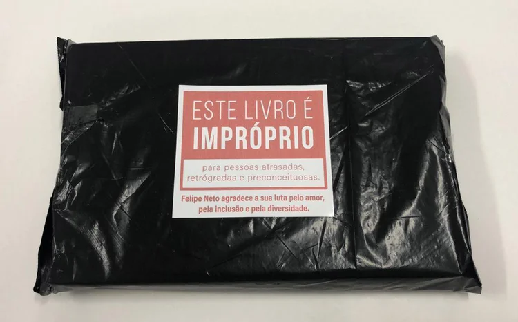 Ação de Felipe Neto na Bienal do Rio: envolvidos em plástico preto, eles foram acompanhados de um adesivo (Felipe Neto/Divulgação)