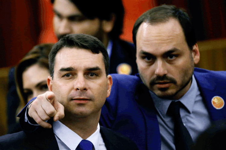 Flávio e Carlos: estratégia para comunicação do presidente Jair Bolsonaro nas redes opõe os irmãos (Adriano Machado/Reuters)