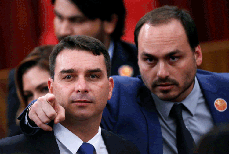 Flávio e Carlos Bolsonaro: filhos do presidente constantemente publicam declarações que geram repercusão (Adriano Machado/Reuters)