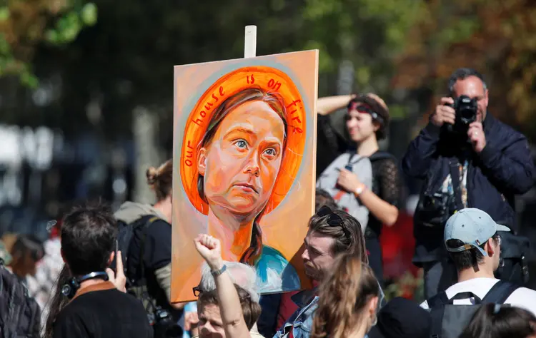 Greta Thunberg: manifestantes em Paris levaram uma pintura da ativista como a Virgem Maria, uma auréola ao redor de sua cabeça (Charles Platiau/Reuters)