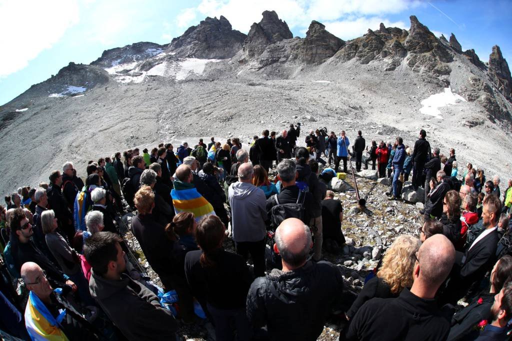 Centenas de pessoas fazem despedida para geleira que vai sumir na Suiça