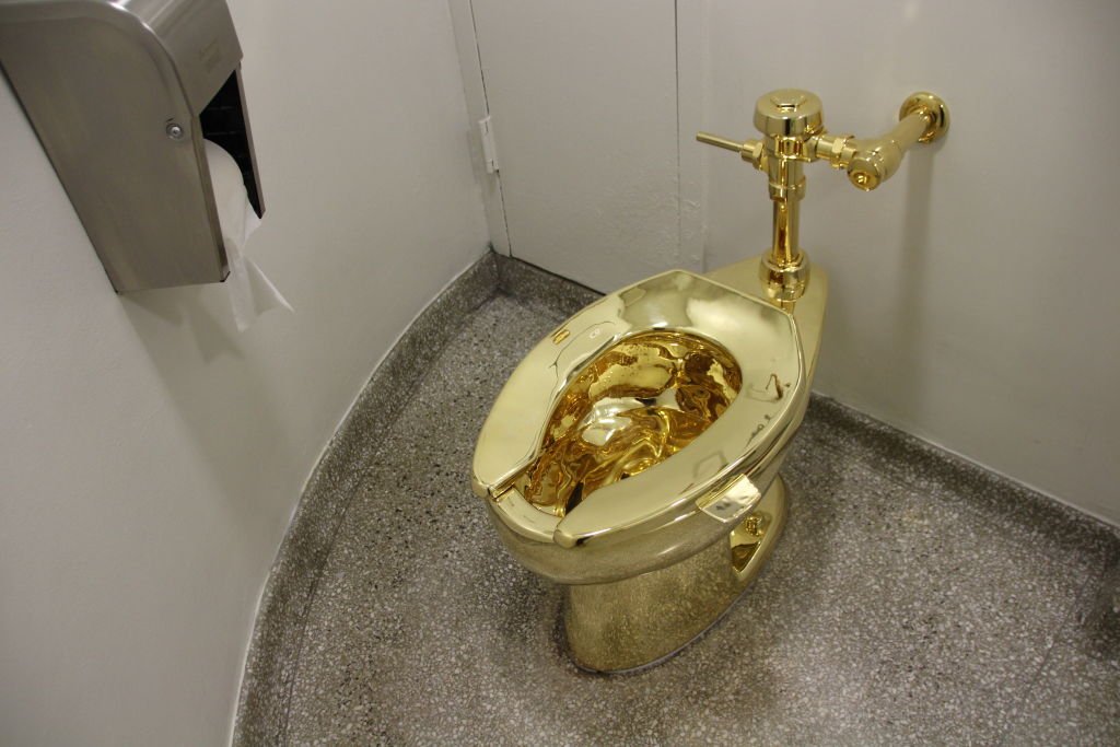Vaso sanitário de ouro é roubado do palácio onde nasceu Churchill