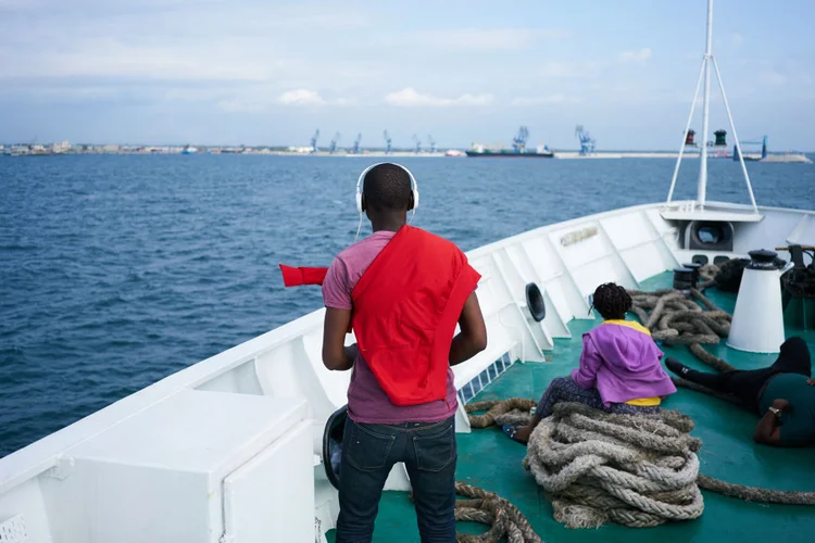 Homem em barco na Guiné Equatorial  (David Degner/Getty Images)