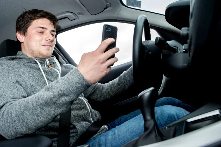 Celular: uso de smartphone ao volante aumenta risco de acidentes, diz OMS (Getty Images/Getty Images)