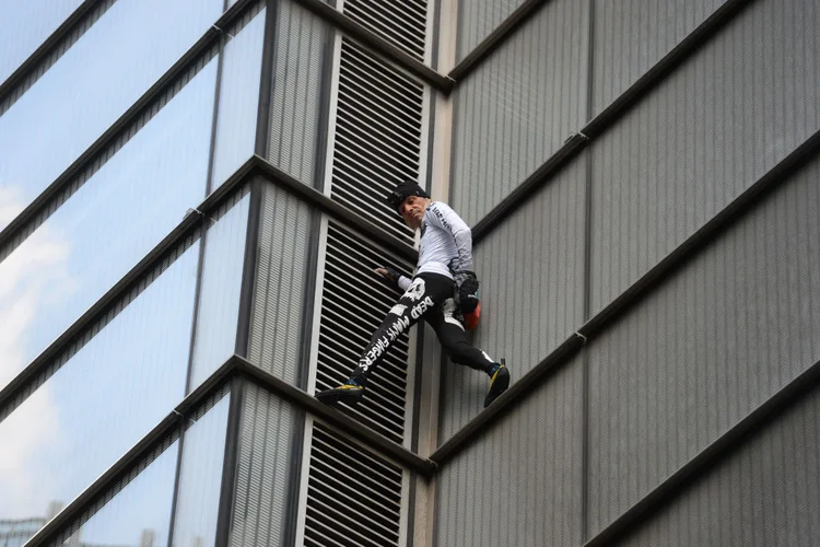 Alain Robert: conhecido como "Homem-aranha", o francês já escalou diversos arranha-céus no mundo (Kirsty O'Connor - PA Images/Getty Images)