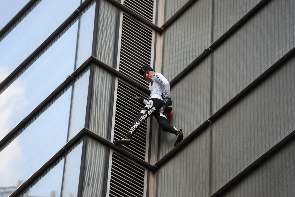 "Homem-aranha", francês é preso após escalar prédio na Alemanha