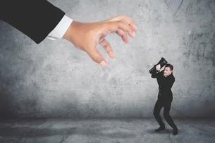 Como identificar um líder tóxico pelas palavras que ele usa — 3 frases que devem ser evitadas