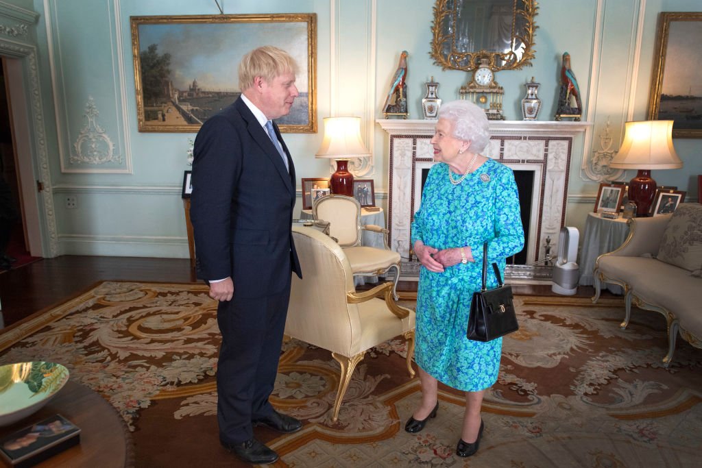 Rainha Elizabeth II aprova lei contra Brexit sem acordo