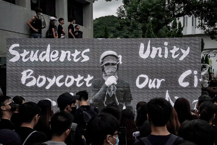 Estudantes protestam em Hong Kong: cidade tem sido abalada por protestos contra o controle da China por quase três meses (Anthony Kwan/Getty Images)