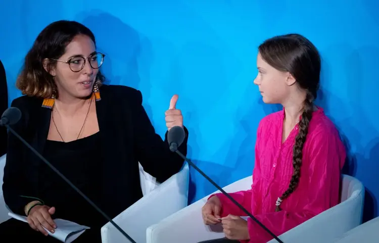 Paloma Costa e Greta Thunberg na Cúpula do Clima: ao lado de brasileira, sueca também discursou sobre a inação dos países em reduzir emissões de gases de efeito estufa (Kay Nietfeld/picture alliance/Getty Images)