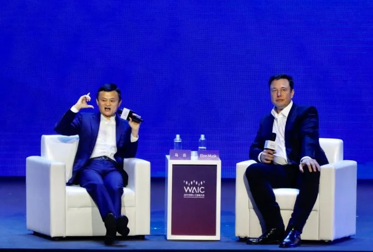 Elon Musk, fundador da Tesla, junto com Jack Ma, fundador do Alibaba, em evento no ano passado, em Xangai: "A China arrasa." (VCG/Getty Images)