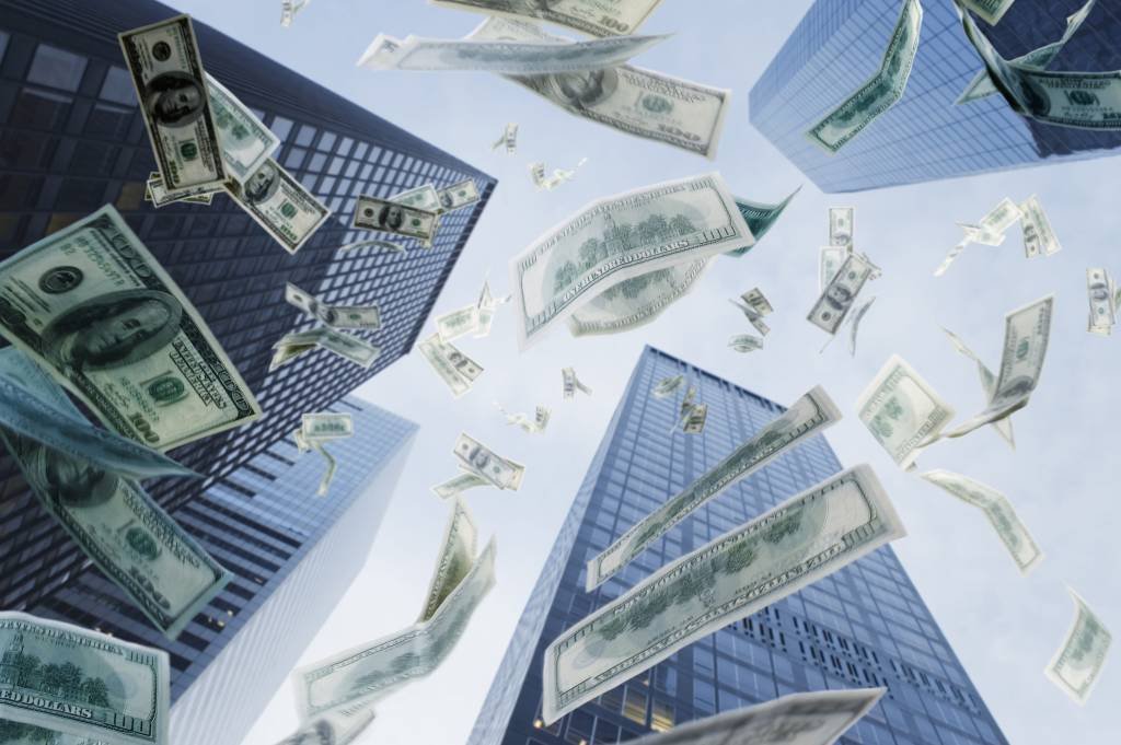 Dinheiro caindo no céu: vem estimulo por aí? (REB Images/Getty Images)
