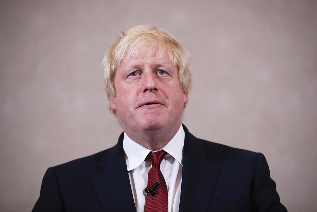 Boris Johnson desafia oposição a tirá-lo do cargo
