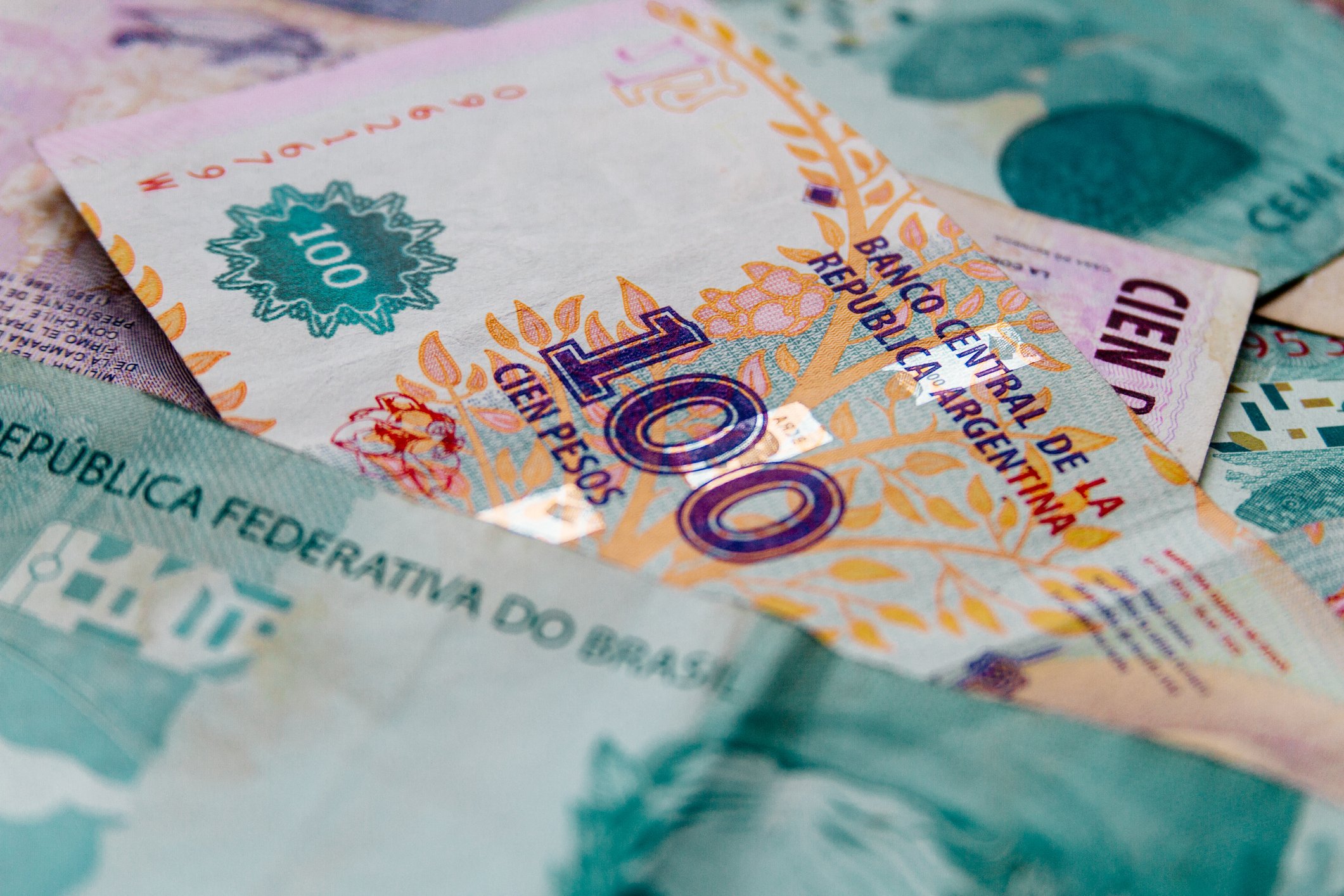 Moedas de mercados emergentes têm pior agosto em 22 anos