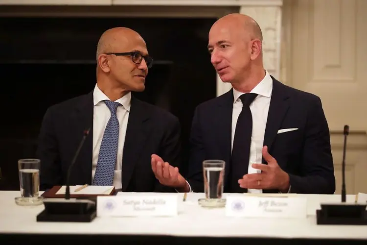 Duelo de titãs: no comando de Microsoft e Amazon respectivamente, Satya Nadella (à esq.) e Jeff Bezos querem o protagonismo do mercado de computação em nuvem (Chip Somodevilla/Getty Images)