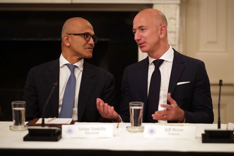 Duelo de titãs: no comando de Microsoft e Amazon respectivamente, Satya Nadella (à esq.) e Jeff Bezos querem o protagonismo do mercado de computação em nuvem (Getty Images/Chip Somodevilla)