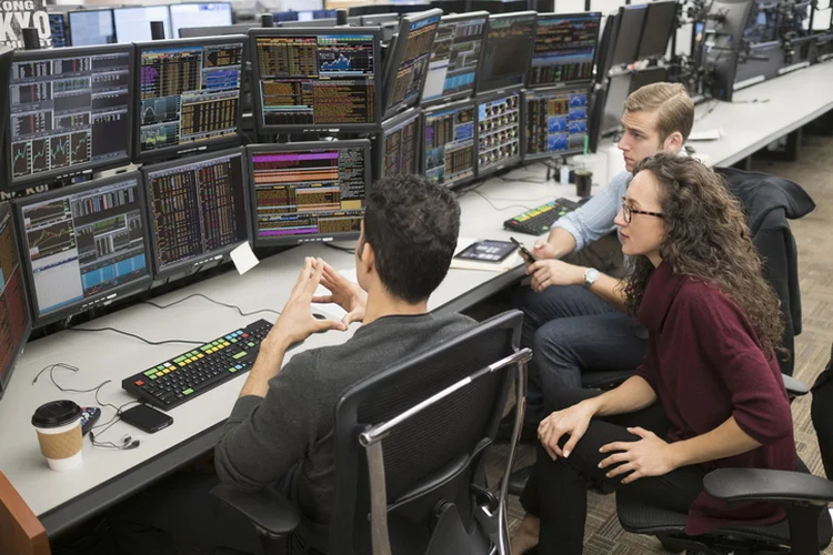 Bolsas de valores: no Brasil, o Ibovespa deve repercurtir a decisão do Banco Central em reduzir a Selic a 3,75% na noite de quarta-feira, 18 (Tetra Images/Getty Images)