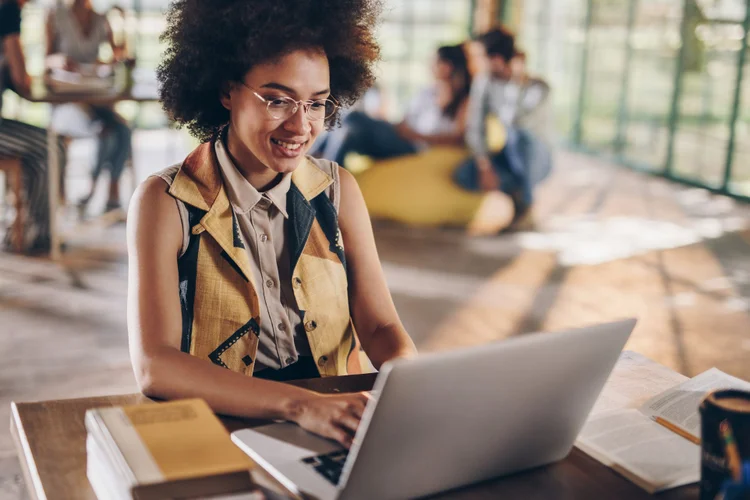 #Empreendedorismo Mulheres e negros começam a empreender sozinhos, mas constroem negócios coletivos e com resultados sociais, escreve Beatriz Leite hoje em coluna na Bússola (skynesher/Getty Images)