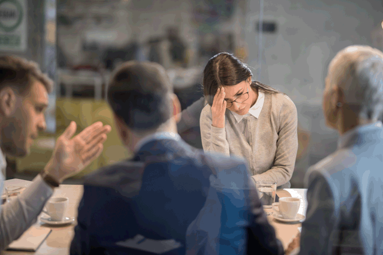 Profissionais em ambientes de alta pressão podem adotar estratégias como a gestão do tempo, pausas regulares e técnicas de mindfulness para reduzir o estresse e melhorar o desempenho no trabalho. (Skynesher/Getty Images)